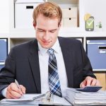 La alta dirección debe asignar las responsabilidades del vigía en seguridad y salud en el trabajo