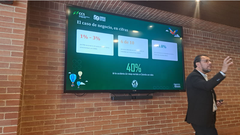 Diapositiva presentada por Diana y Julio Forigua sobre seguridad vial laboral y accidentalidad mortal en Colombia.