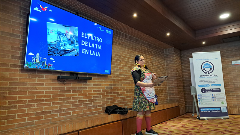 Yazmín Stella Román Ortiz, conferencista de Compañía RSO, al finalizar su intervención “¡Auxilio, me persigue el WhatsApp!”.