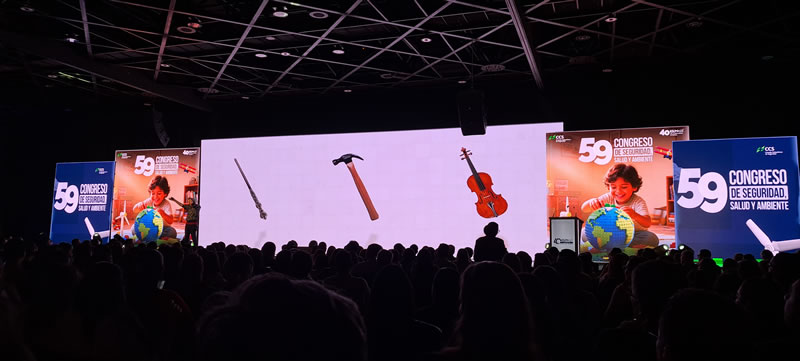 La inteligencia artificial explicada como varita mágica, martillo o violín durante la masterclass de Paolo Miscia.